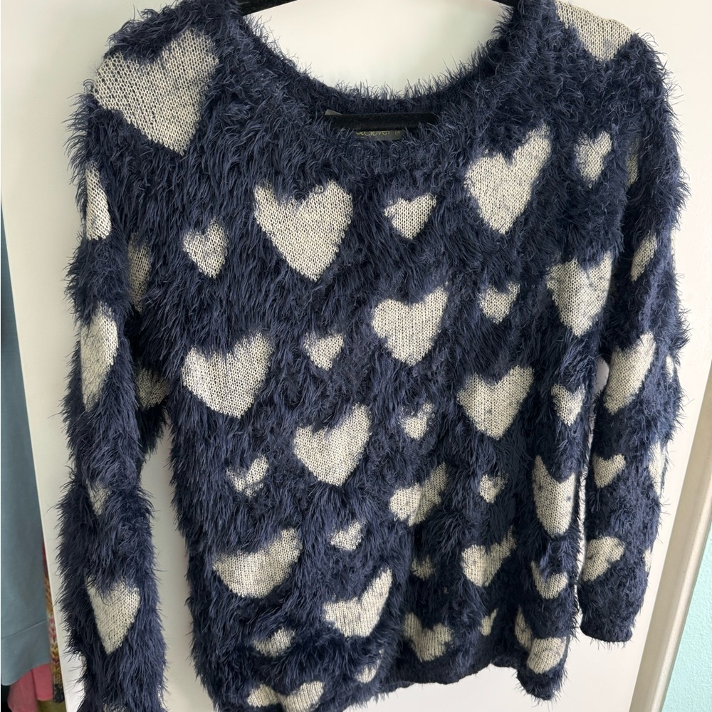 Fuzzy, comfy sweater w hearts ❤️